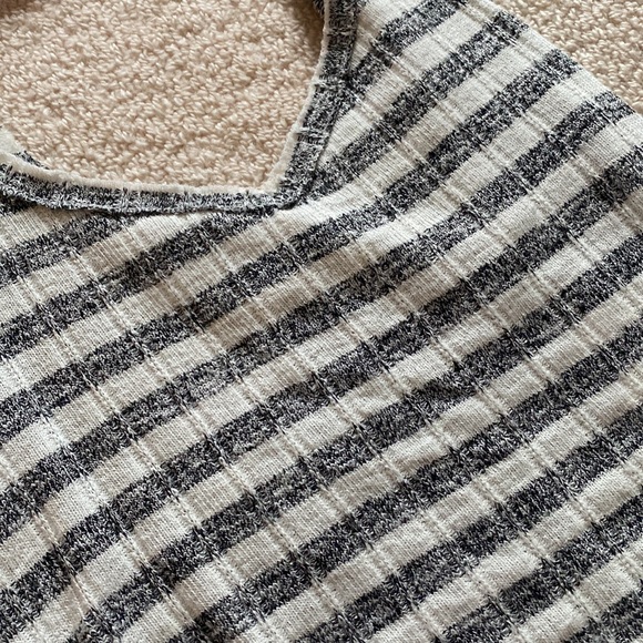 Size S grey and white tank top from Urban Outfitters. True to size. - Picture 2 of 3